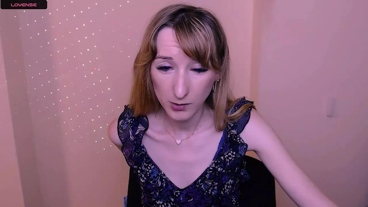 LillyBluee on Cam4 
