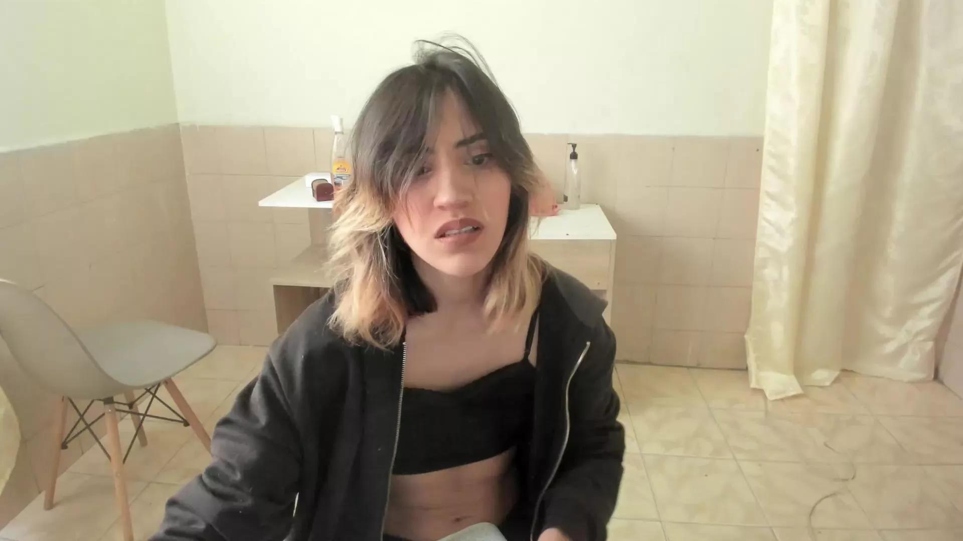 Linnie_doll on Cam4 