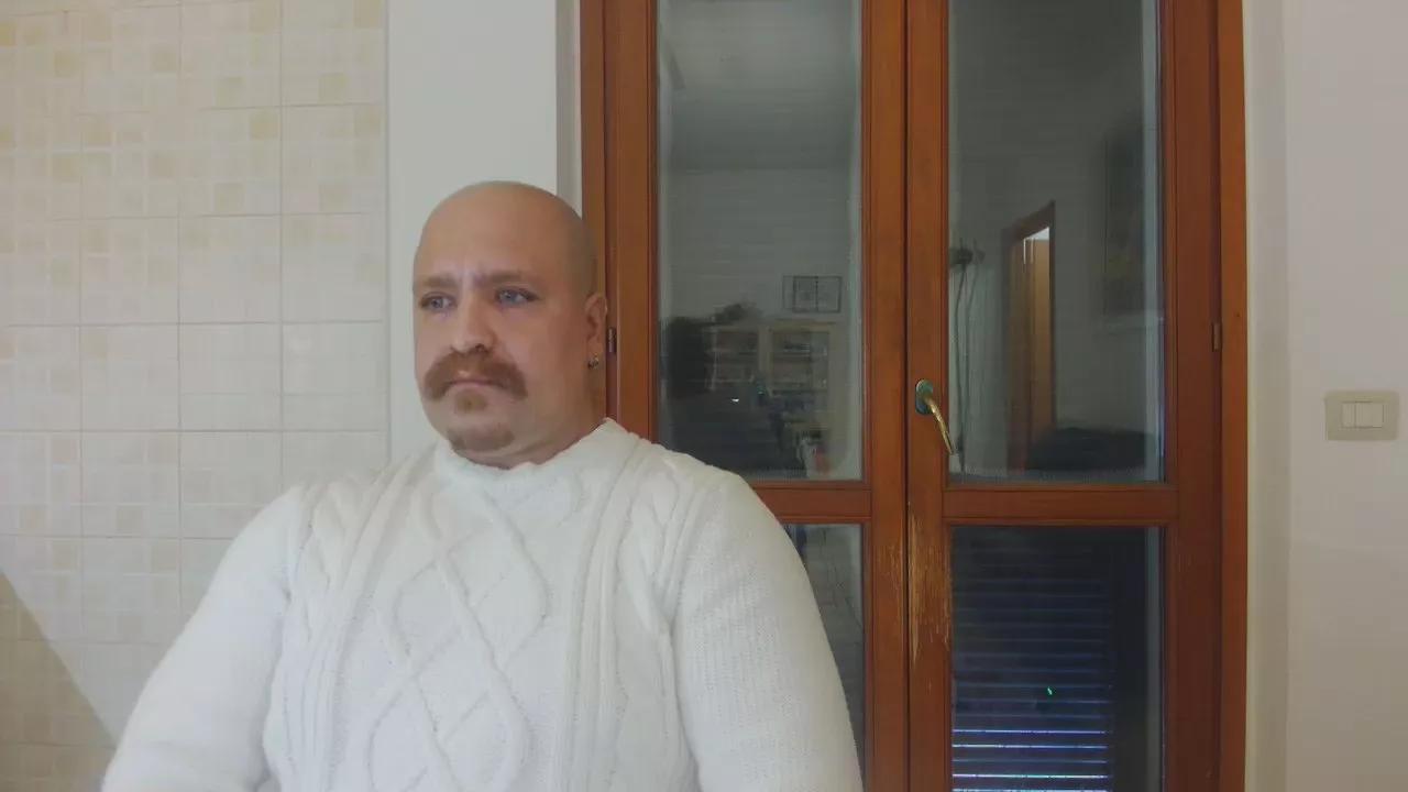Mannextdoor1929 on Cam4 