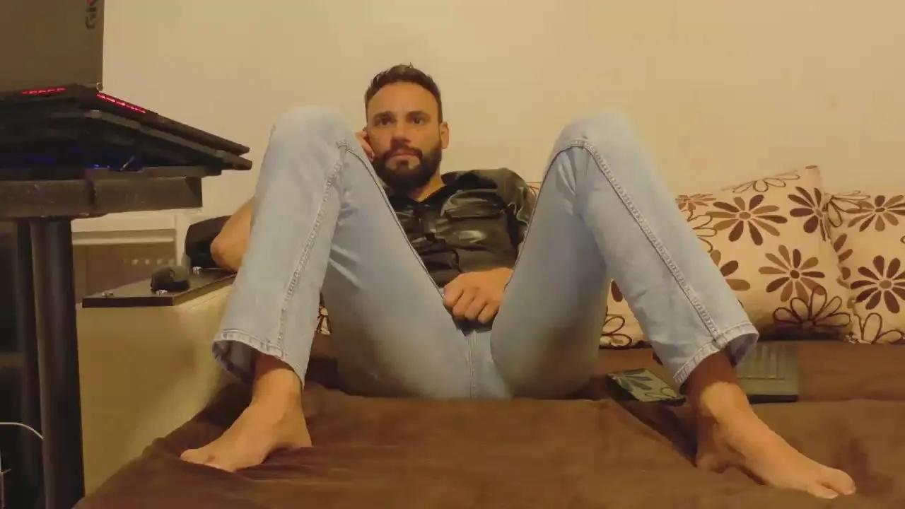 Cam4 master_roberto is Freechat master_roberto —  #feet #findom #cashmaster #smoke