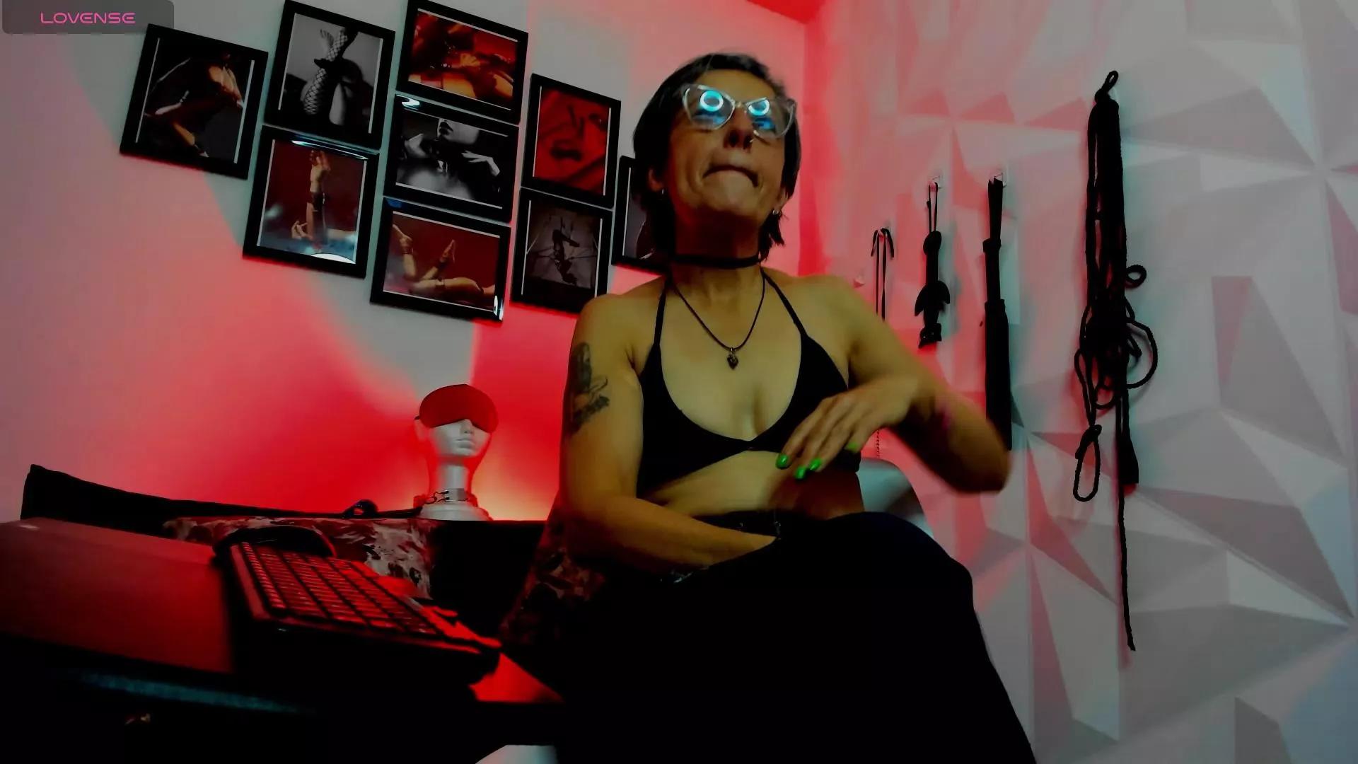 Offline MistressNyx_cg on Cam4