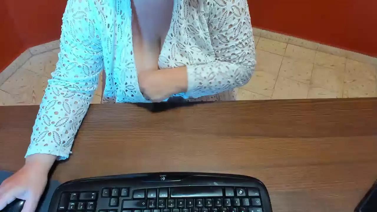 NikkiHolland1 on Cam4 