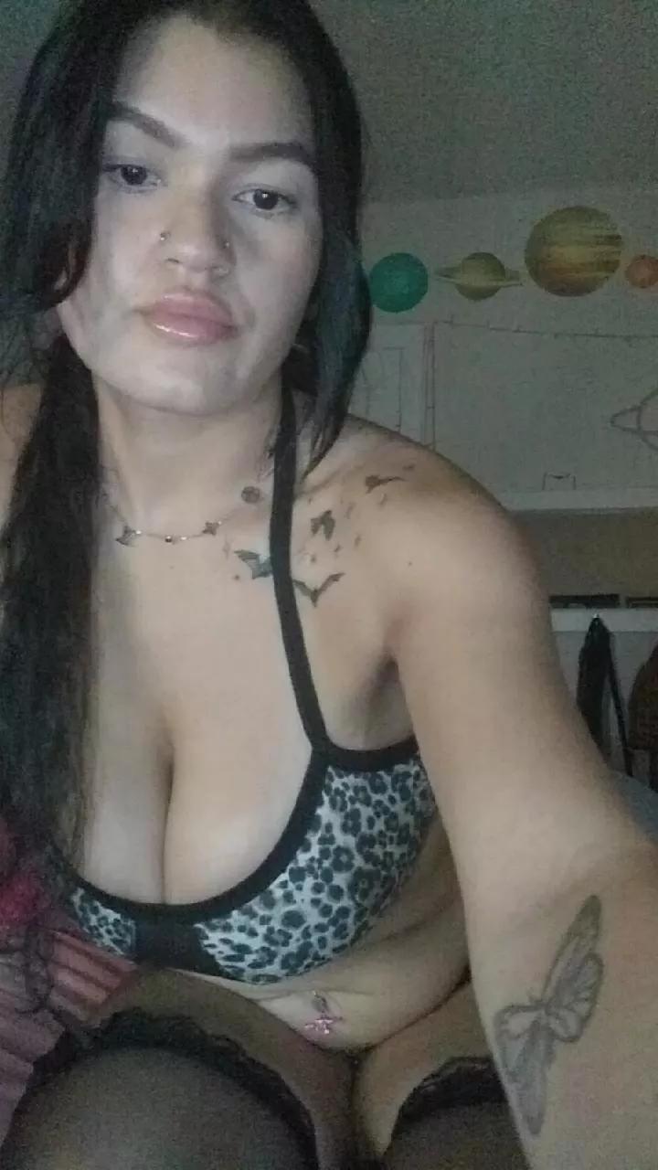 Nikkikittyx3 on Cam4 