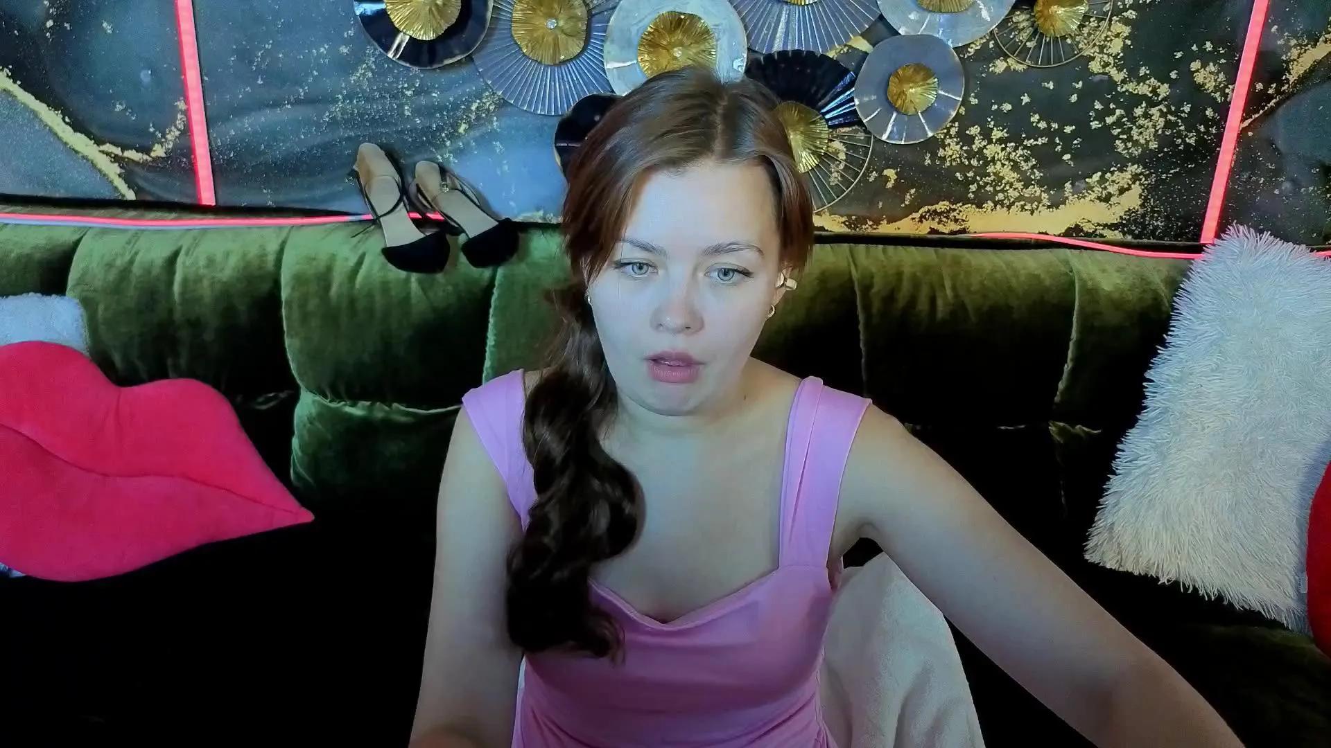RedDolll on Cam4 