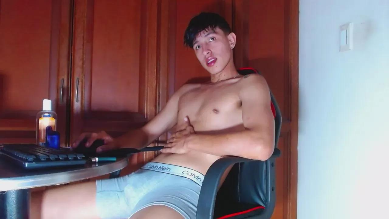 Rowanbig23 on Cam4