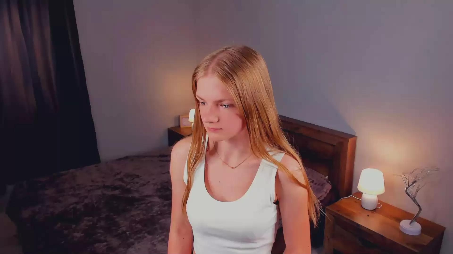 RowenaDarr on Cam4 