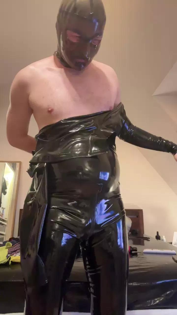 Offline Rubberish187 on Cam4