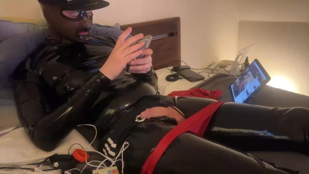 Offline Rubberish187 on Cam4