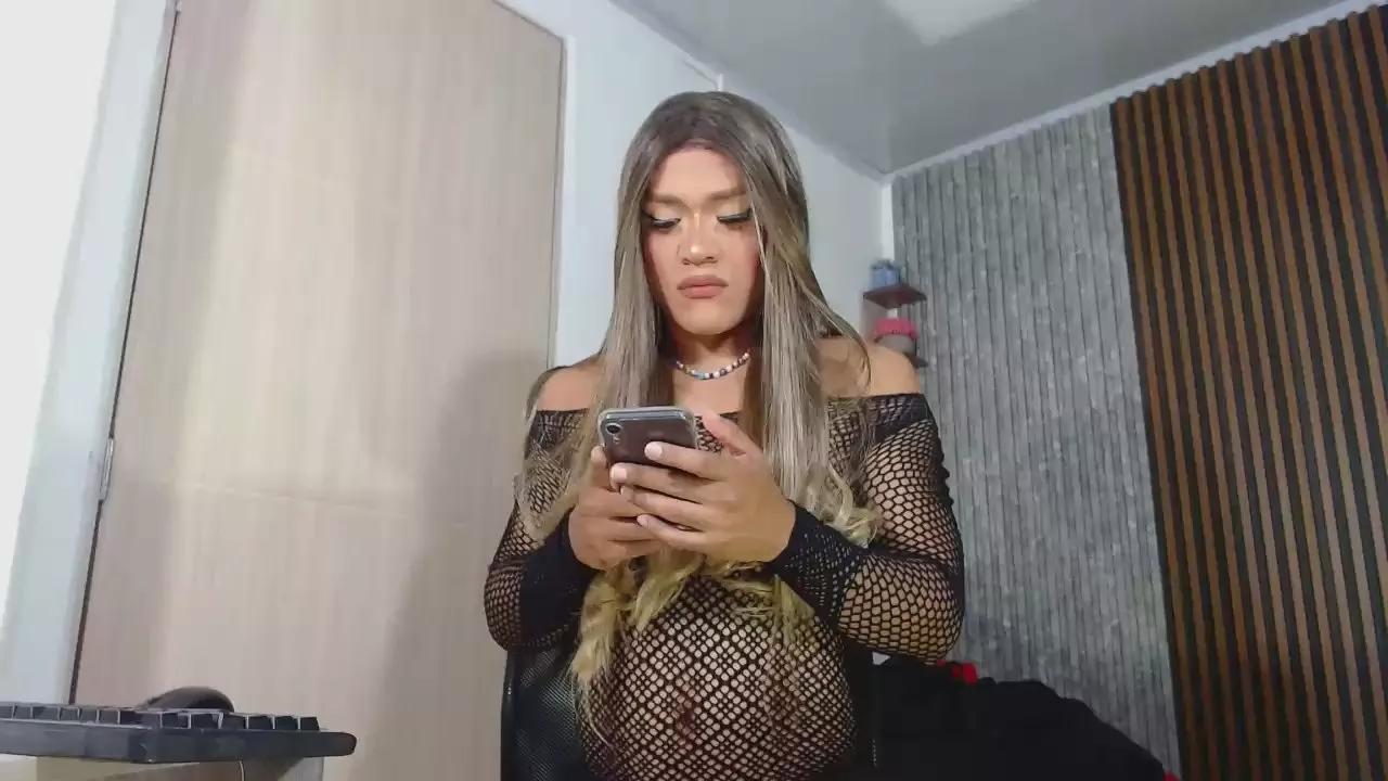SARA_FOX_TS on Cam4 