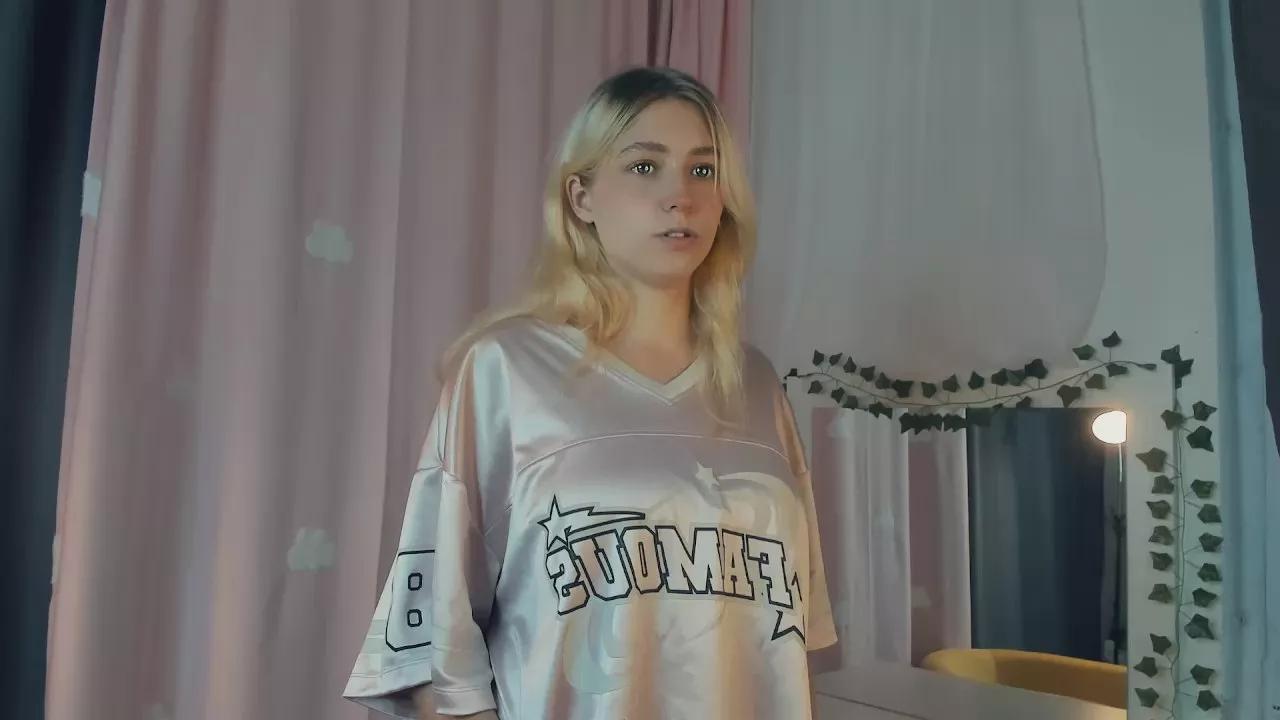 SerafinaCordone on Cam4 