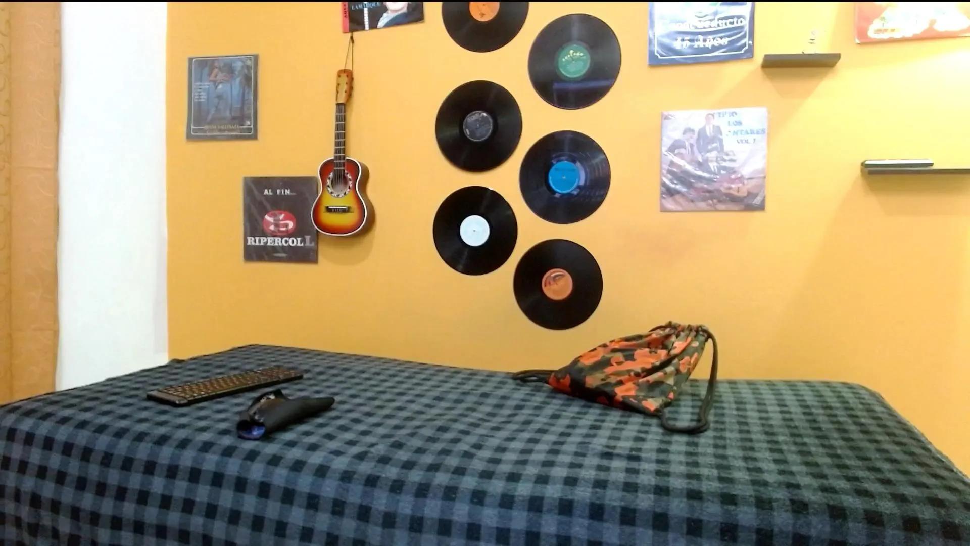 Offline skinnyverus18 on Cam4