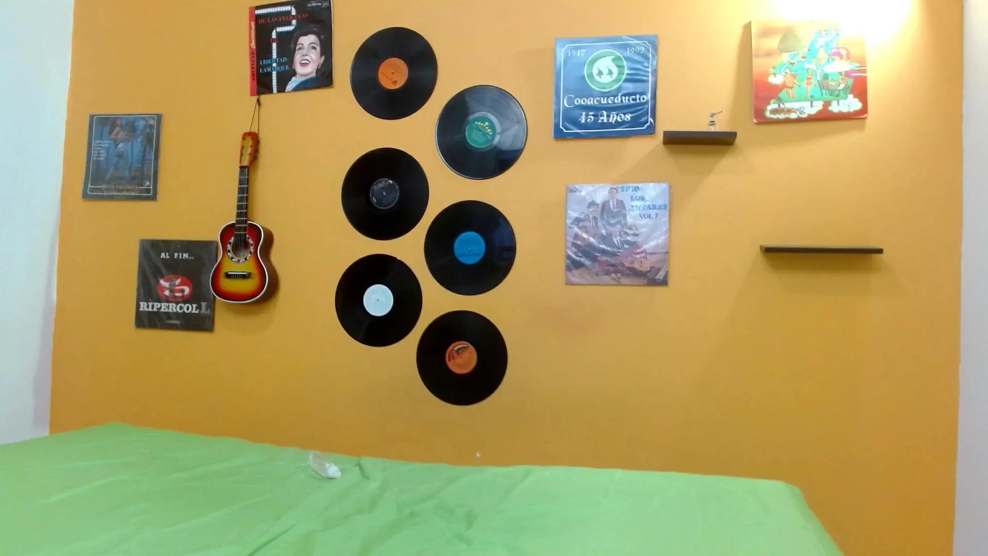 Offline skinnyverus18 on Cam4