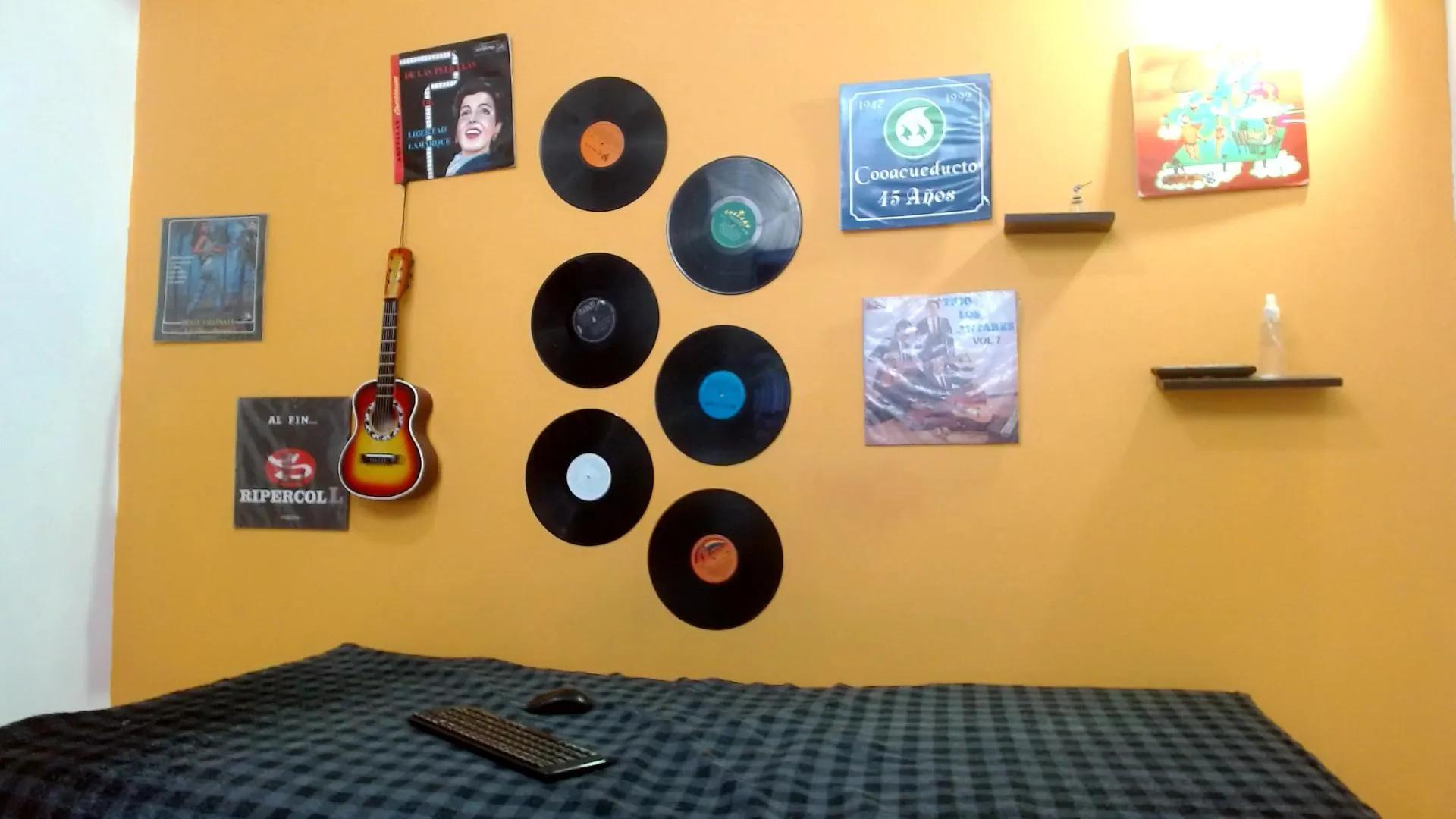 Offline skinnyverus18 on Cam4