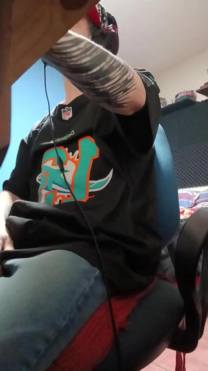 Offline skinnywhitebull on Cam4