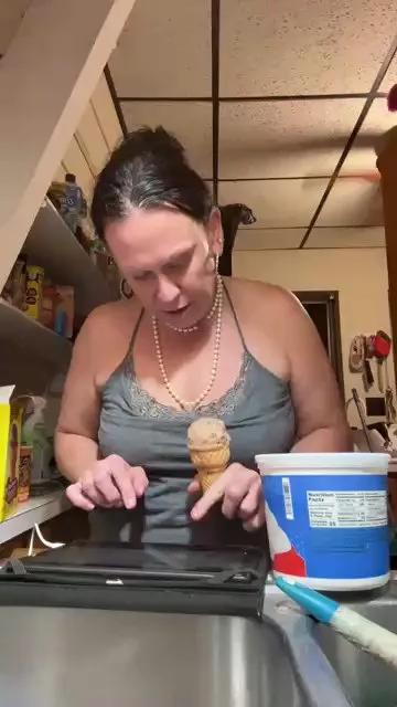 Slutmeout6996 on Cam4 