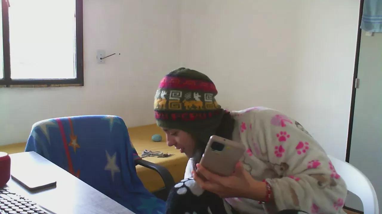 sweetredhota on Cam4 