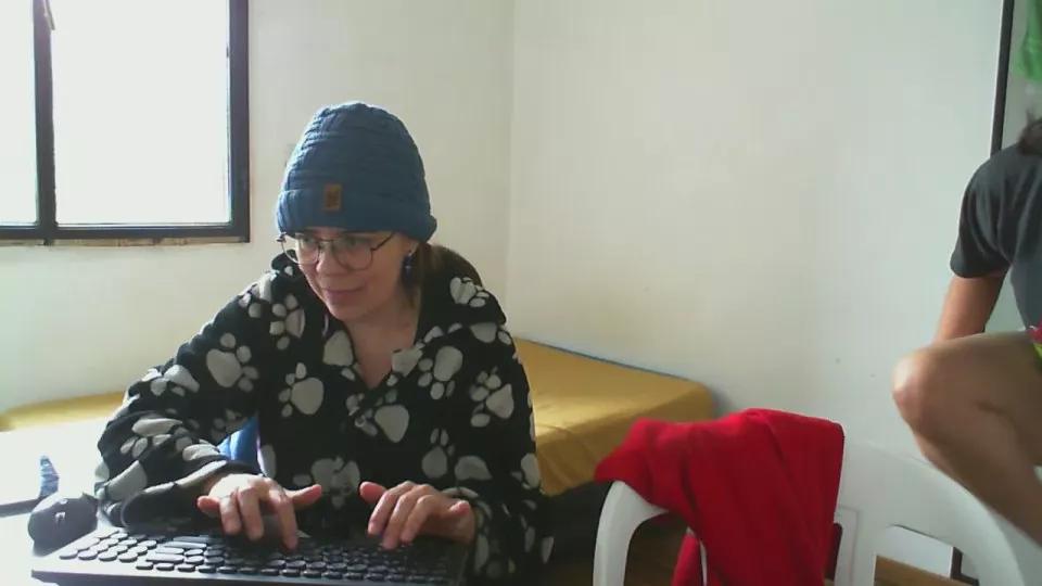 sweetredhota on Cam4 