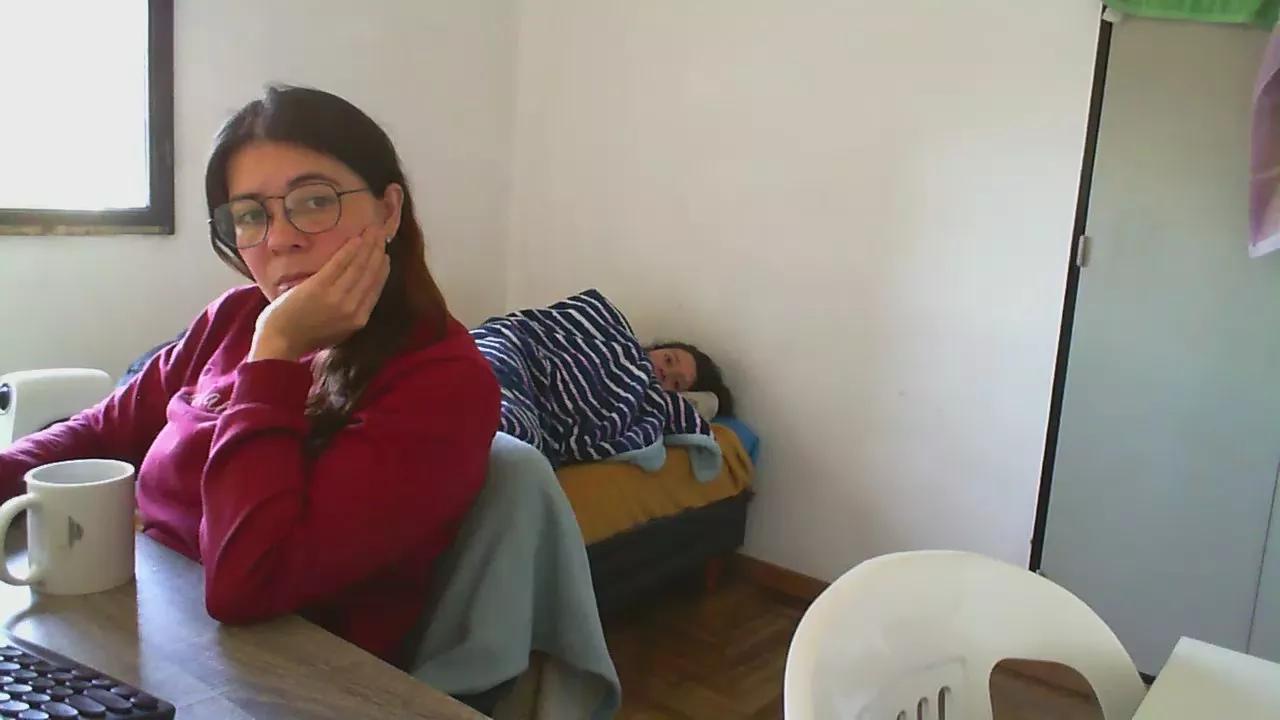 sweetredhota on Cam4 