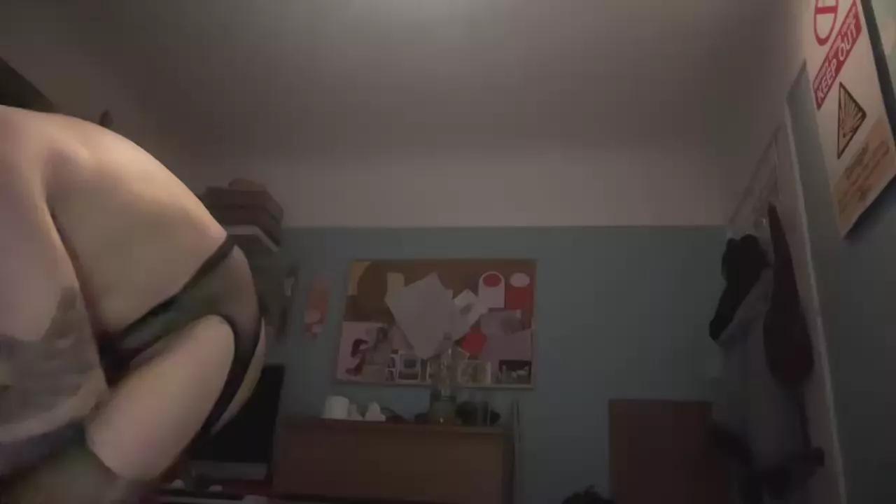 TeenieCumWhore on Cam4 