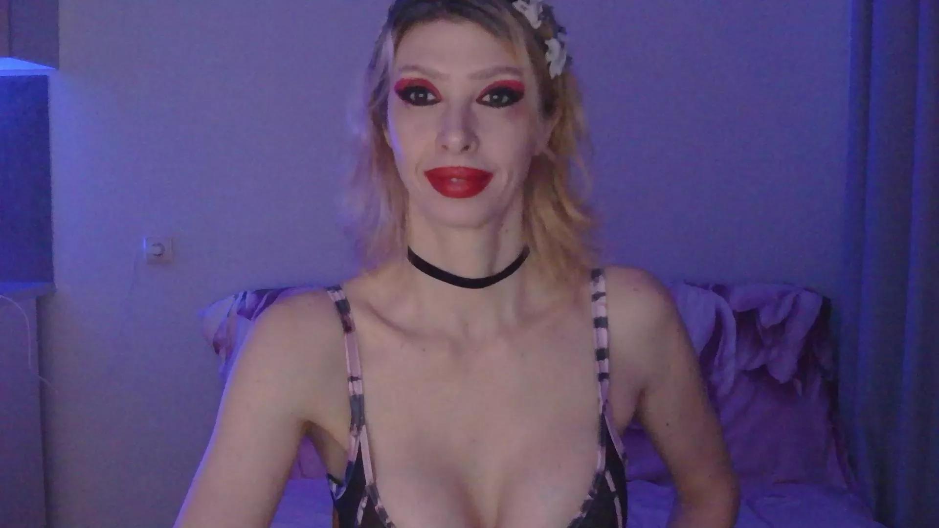 Whitequeen88 on Cam4 