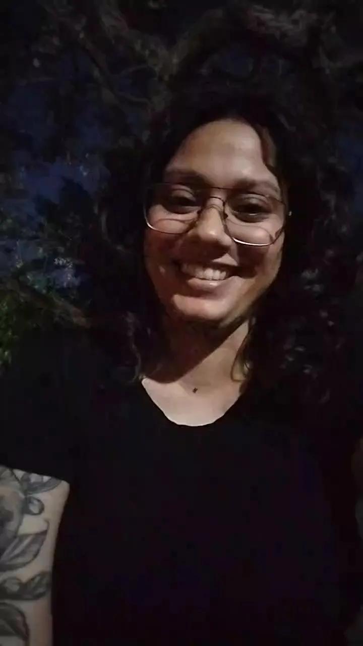 Offline yourlaatingirl on Cam4