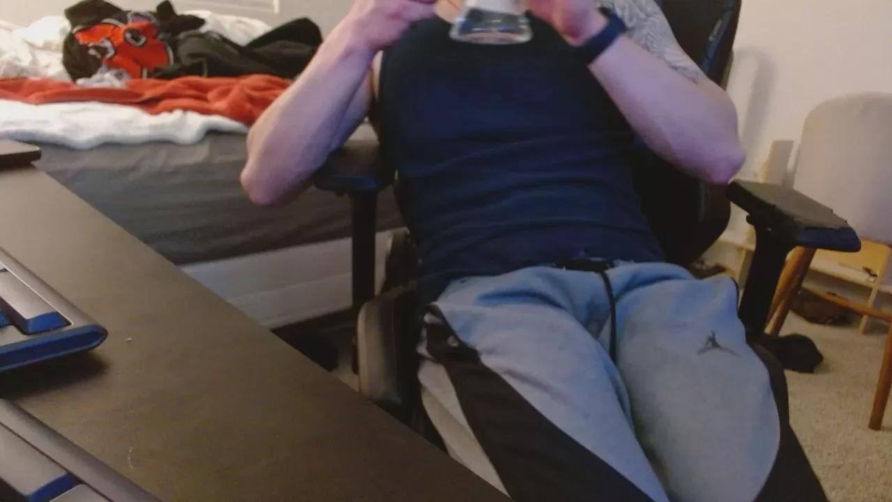 zzaaddyy187 on Cam4 