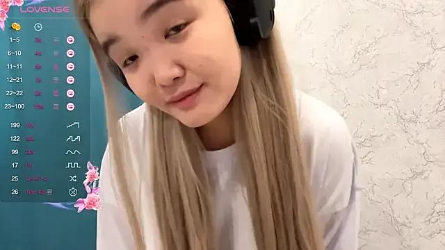 StripChat CarolannSide is Freechat CarolannSide — Naughty hand in my sexy panties