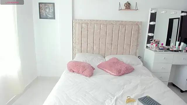 EmiilyEvans_ on StripChat 