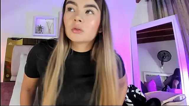 emmy_r on StripChat 
