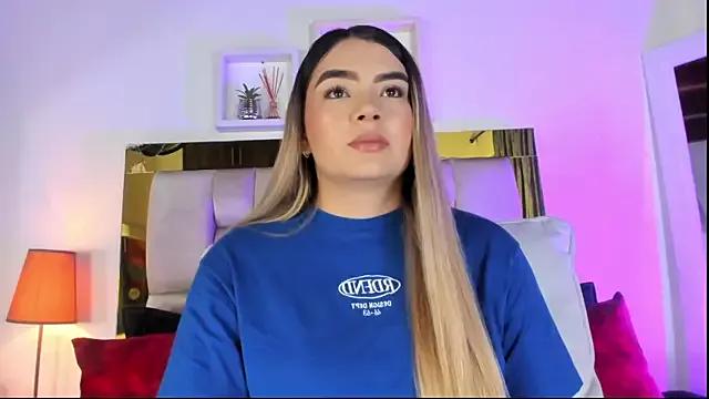 emmy_r on StripChat 