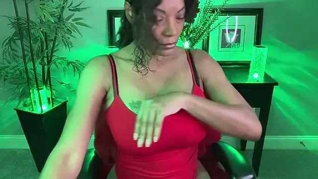 Freechat ItsNikki on StripChat