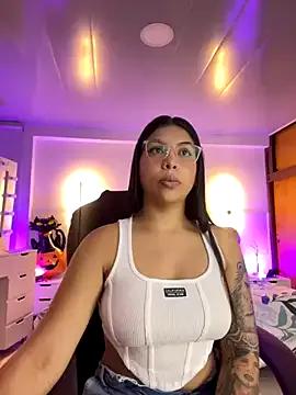 kloe28 — tits out with clamps