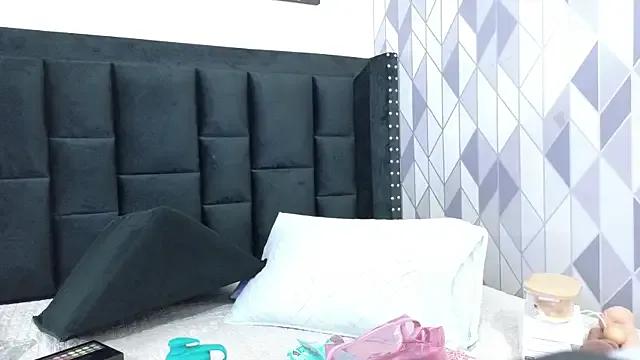 Freechat mamaneedsfun on StripChat