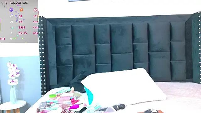 Freechat mamaneedsfun on StripChat