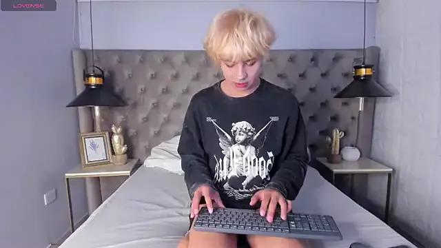 OliIverr22 on StripChat 