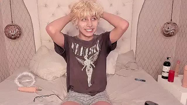 OliIverr22 on StripChat 